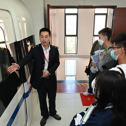 學生參訪武漢高速鐵路職業技能訓練段，了解高速鐵路的機件設計。