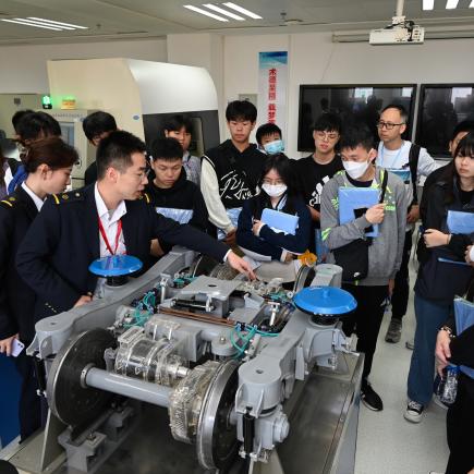 學生參訪武漢高速鐵路職業技能訓練段，了解高速鐵路的設計原理。