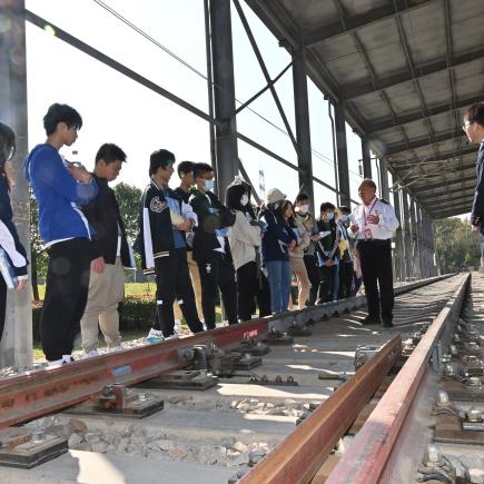 学生参访武汉高速铁路职业技能训练段，了解高速铁路的轨道设计。