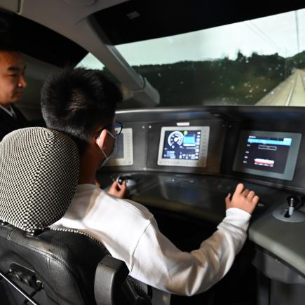 學生體驗模擬駕駛高鐵列車，認識國家在高速鐵路的發展概況。