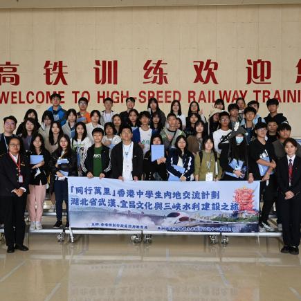 學生於參訪武漢高速鐵路職業技能訓練段後拍大合照留念。