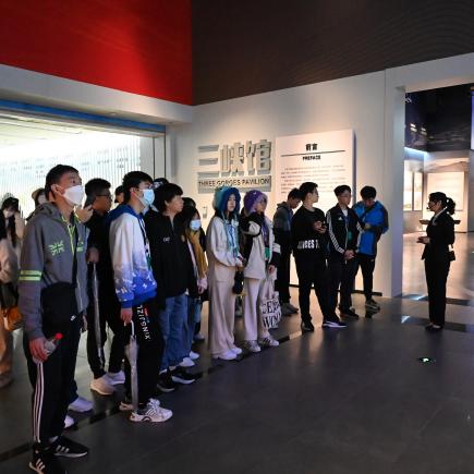 學生參訪三峽工程展覽館，認識長江水利發展的背景。