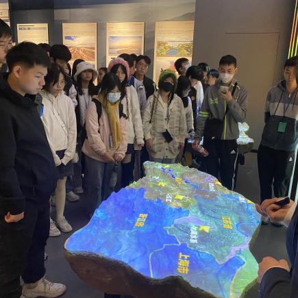 學生參訪三峽工程展覽館，認識長江的地理特徵。