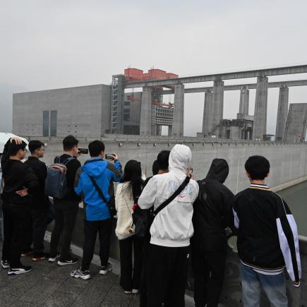 學生參訪三峽大壩，了解三峽水利工程的規模及長江截流的歷程。