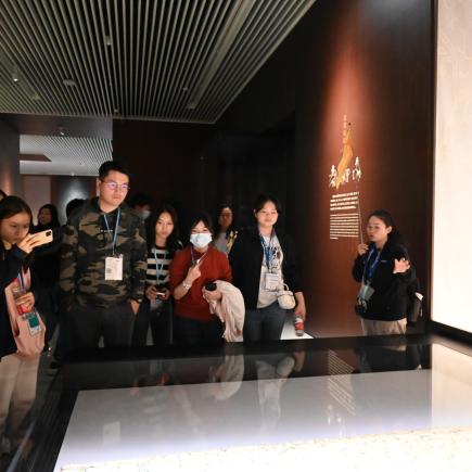學生參訪湖北省博物館，探究歷史文物的保育與中華文化的傳承。
