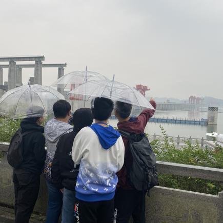 學生參訪三峽大壩，了解三峽水利工程的建設。