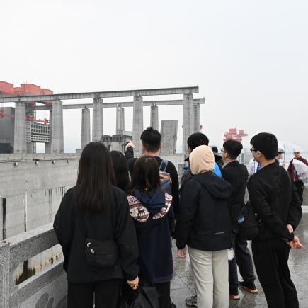 學生參訪三峽大壩，了解三峽水電站所起的防洪、發電和航運三大效益。