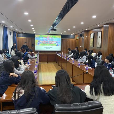 學生參訪華中科技大學，認識湖北省大學的教育政策和內地升學情況。
