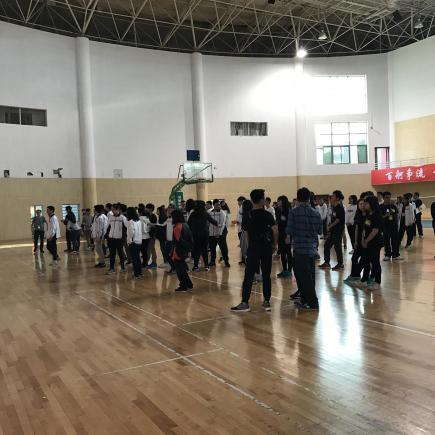 學生正在參訪宜昌夷陵中學。