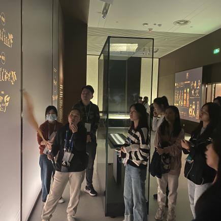 學生參訪湖北省博物館，認識湖北地區的歷史和文化。