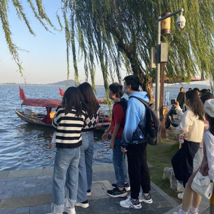 學生參訪東湖，感受東湖的自然與文化氣息。