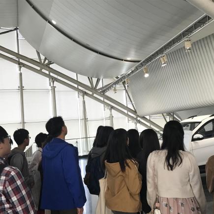 學生正在參訪武漢東風汽車公司。