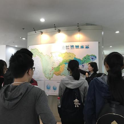 學生在宜昌三峽工程展覽館，聆聽導賞員介紹工程的效益。