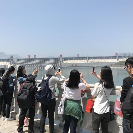 學生正在參訪宜昌三峽大壩。
