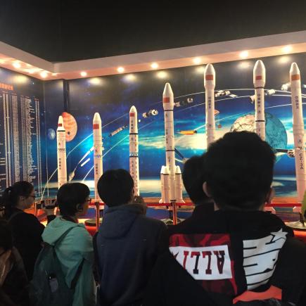 学生在参访文昌航天科普馆。