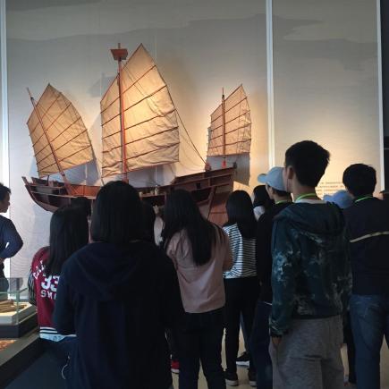 学生正在参观海南省博物馆。