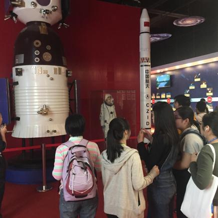 学生在参访文昌航天科普馆。