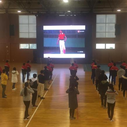 學生正在長沙市周南秀峰學校參加中國武術指導課。