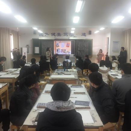 學生正在長沙市周南秀峰學校上書法班。