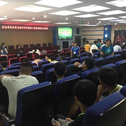 学生于中国海洋大学聆听有关海洋科技的讲座。