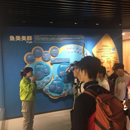 學生在參訪青島海洋科技館。