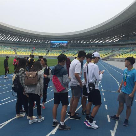 学生正在参访第24届山东省运动会主场馆。