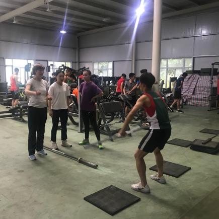 青島市體育運動學校教練正在指導香港學生。