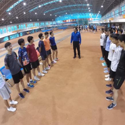 两地学生于青岛市体育运动学校进行体育训练。
