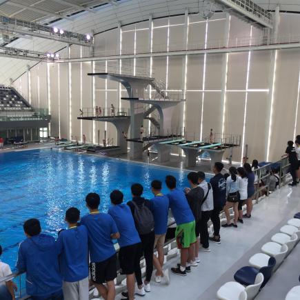 學生正在參訪上海東方體育中心。