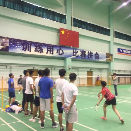 學生正在上海東方綠舟訓練基地打羽毛球。