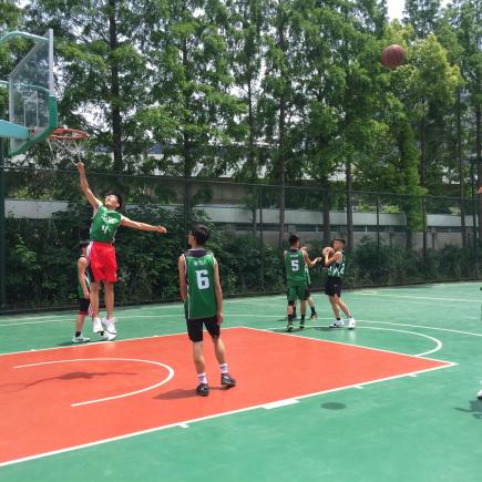 學生正在上海復興高級中學進行籃球友誼賽。