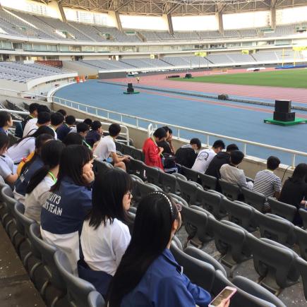 學生正在參訪上海體育場。
