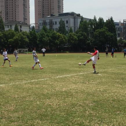 Students were participating in a football friendly match in Fuxing Senior High School of Shanghai.
