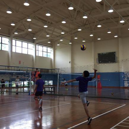 學生正在上海體育學院上排球訓練課。
