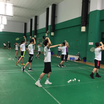 學生正在上海體育學院上羽毛球訓練課。
