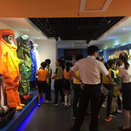 學生正參觀廣東出入境檢驗檢疫局內的展覽。