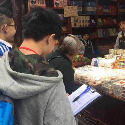 Students were conducting project learning in Qibao ancient town