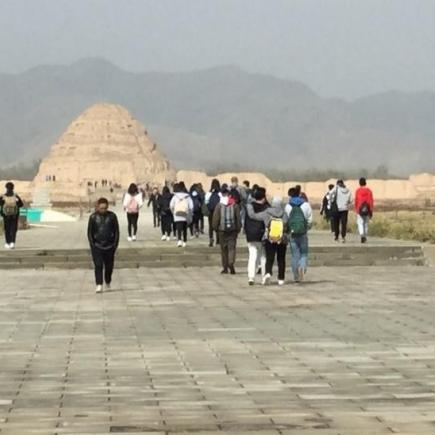 師生參訪西夏王陵，透過參訪西夏帝王的陵寢及出土文物，認識邊疆民族的歷史
