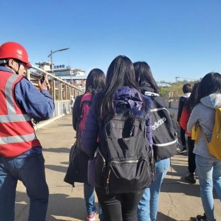 師生參訪青銅峽景區——揀河大壩，由專業工程師講解大壩的功能及水力發電的發展