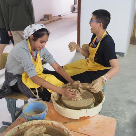 學生參與陶瓷製作工作坊