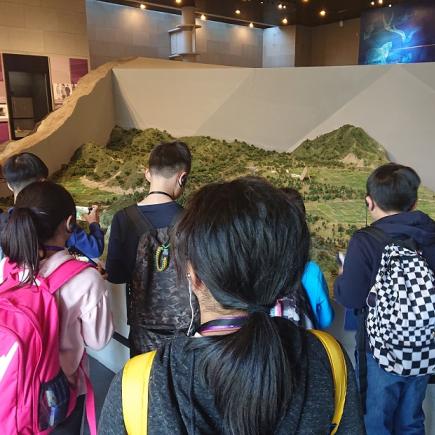 學生參訪北京周口店遺址博物館，了解周口店遺址的地貌特徵與發掘工作。