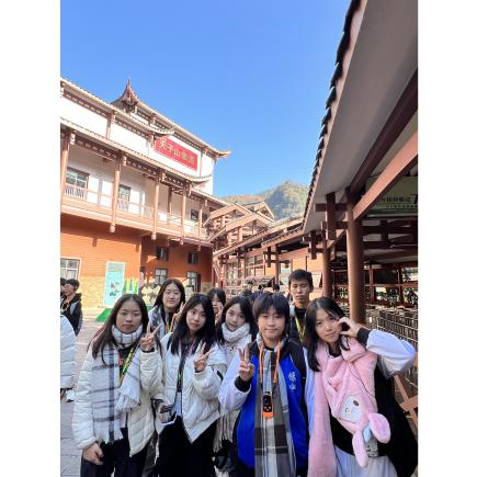 學生參訪天子山，認識張家界的地理特徵和自然風貌。