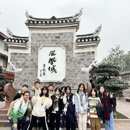 學生參訪鳳凰古城，認識古城的文化、經濟及社會發展。