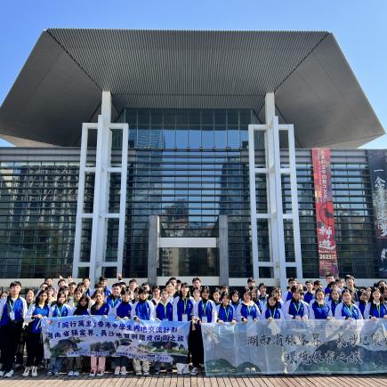 學生參訪湖南博物院後拍大合照。