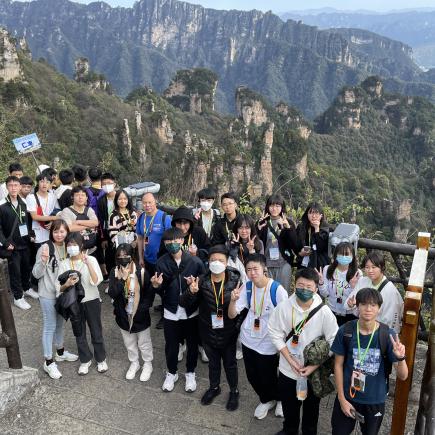 學生參訪天子山，認識張家界的地理特徵和自然風貌。
