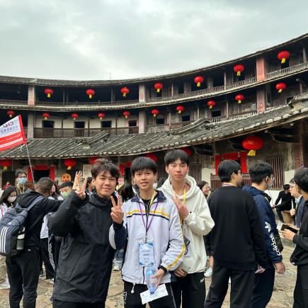 學生參訪華安土樓，欣賞土樓環境，並認識傳統客家文化及風俗。