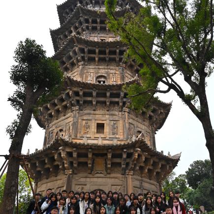 学生参访开元寺后，于寺庙东塔拍摄大合照。