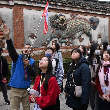 學生參訪開元寺，抬頭欣賞福建省內最大寺廟的雄偉建築。