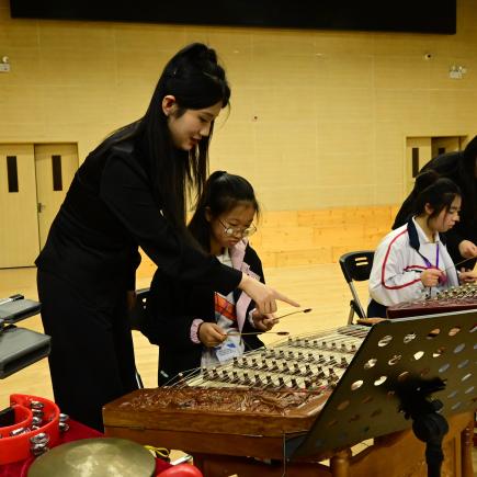 學生於華僑大學參與國樂體驗活動。