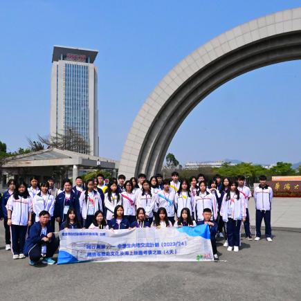 學生參訪華僑大學後拍攝大合照。